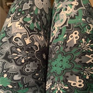 ISO leggings in this pattern by Lularoe; mine have a big hole. 😬